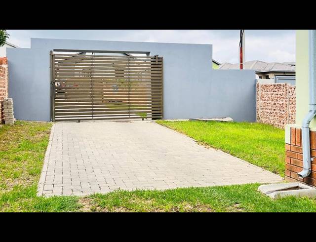 2 BEDROOM HOUSE FOR SALE IN SOUTH HILLS